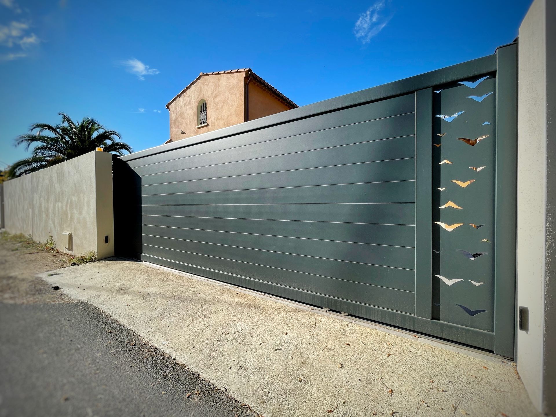 Portail motorisé gris