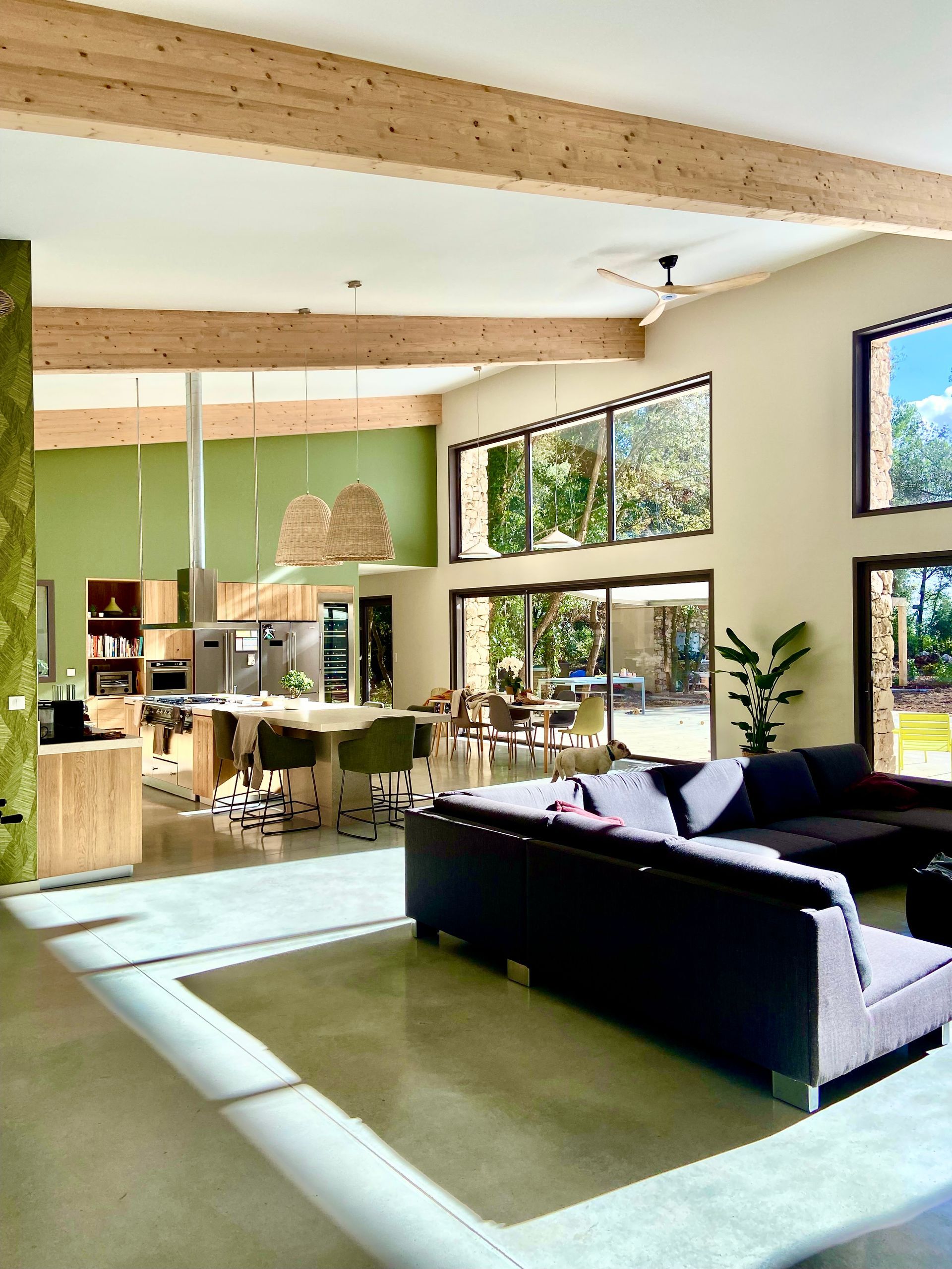 Intérieur de maison et menuiseries noires