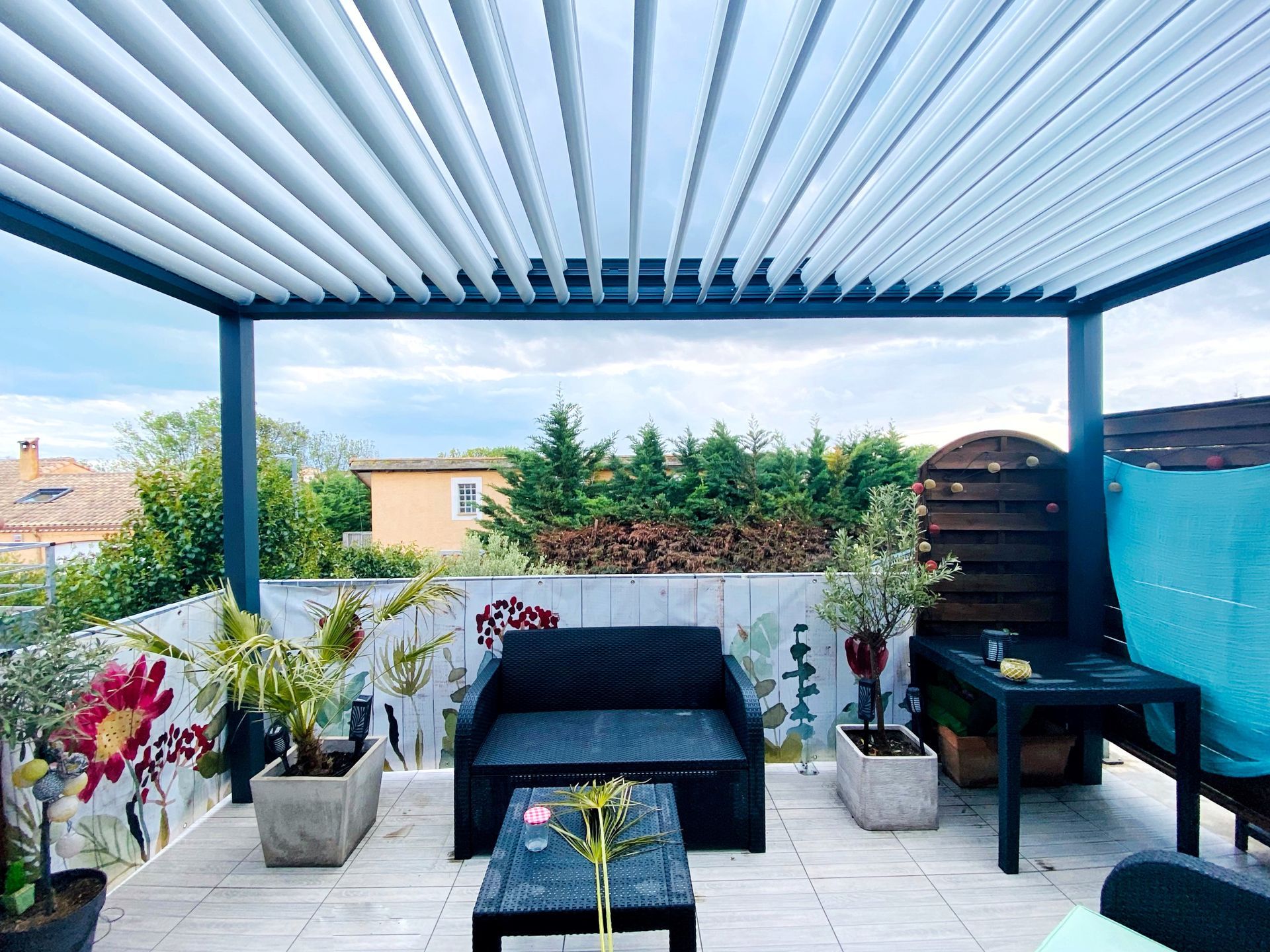 Pergola orientable noire et blanche