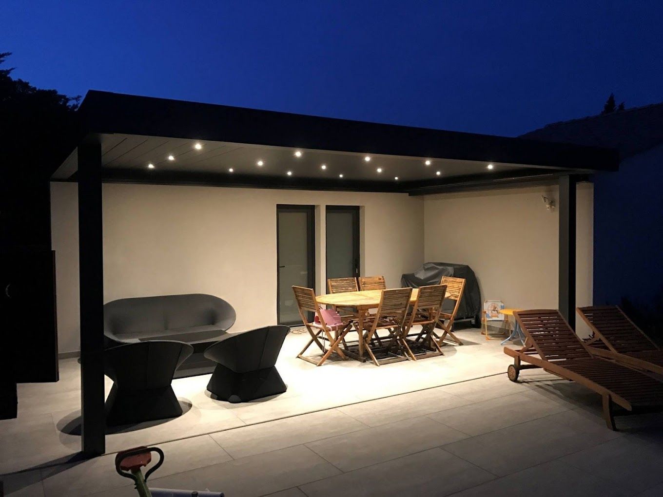 Pergola noire lumineuse