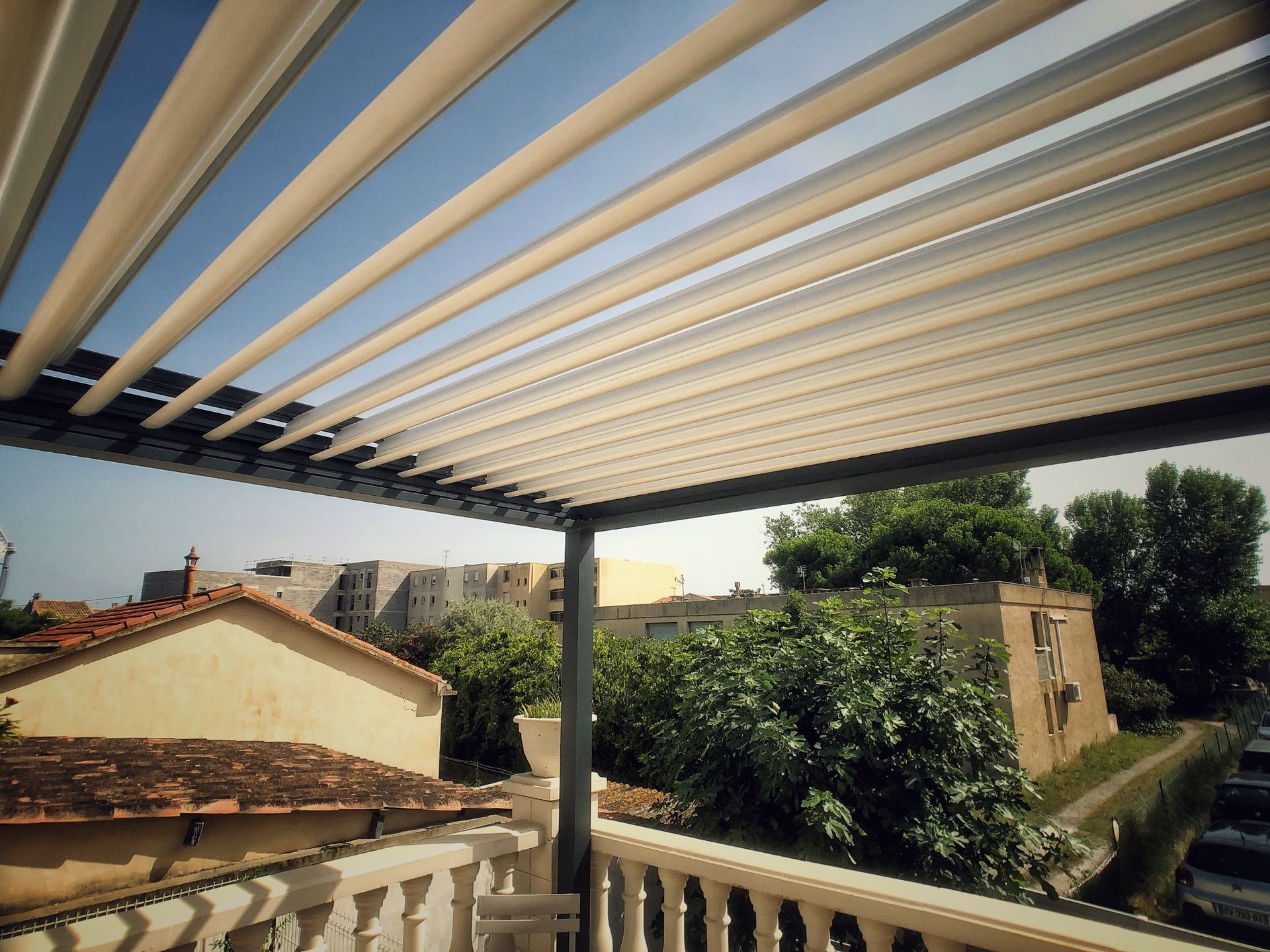 Pergola noire avec un couché de soleil