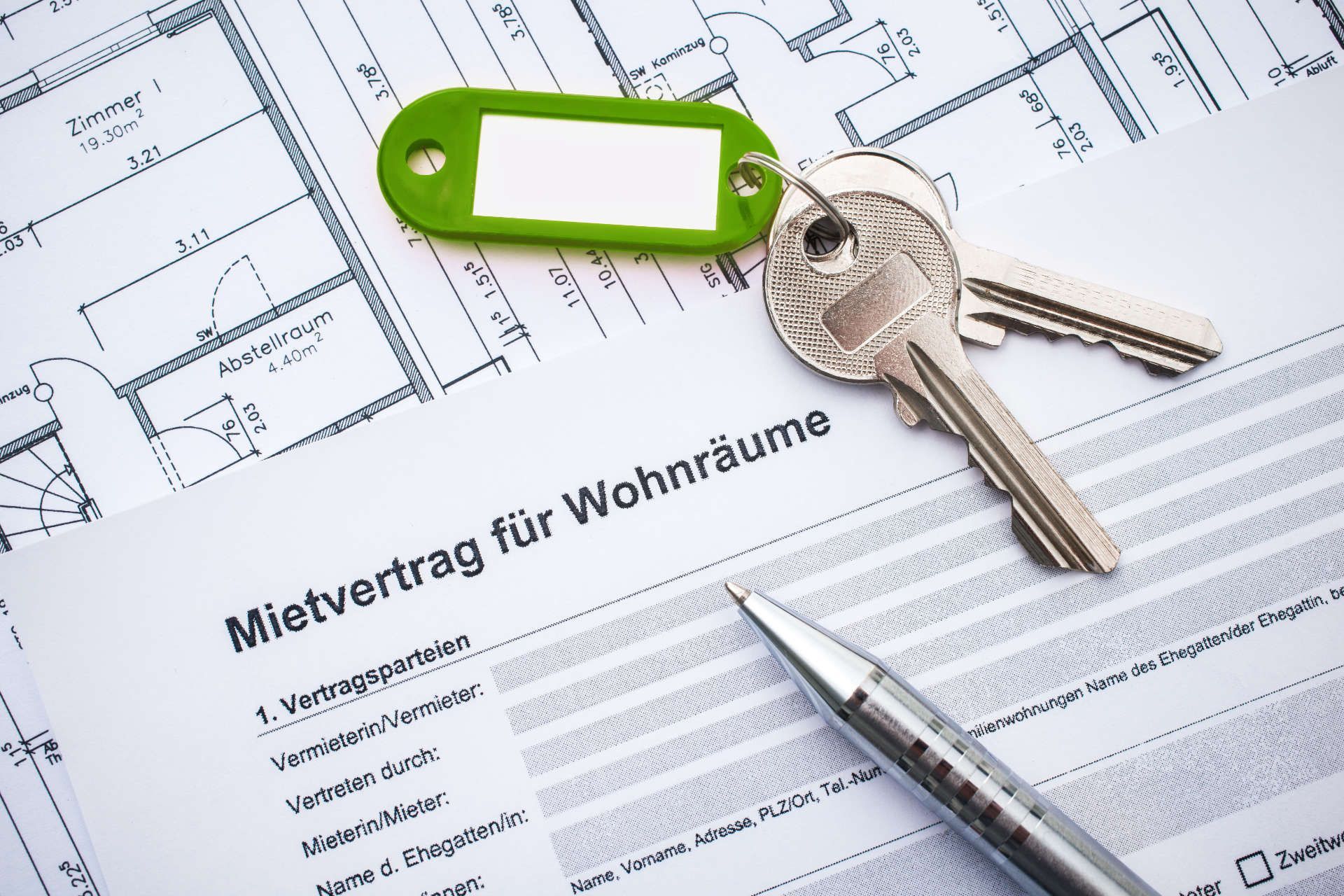 Mietvertrag mit Schlüsseln für eine neue Wohnung