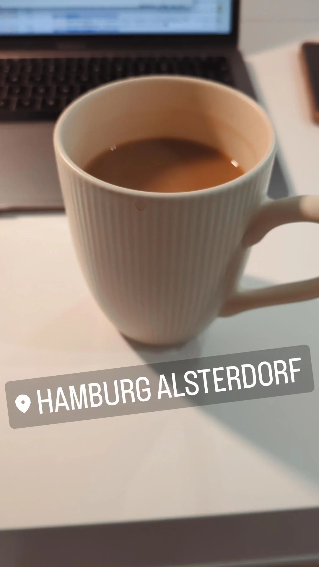 Eine gelbe Kaffeetasse, die ich gerne in meiner Pause in der Alsterpraxis Hamburg verwende