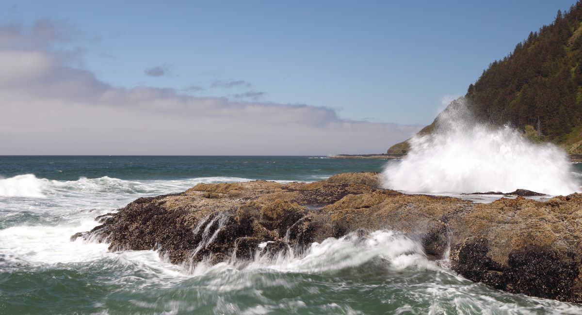 King tide waves crashing against the coast in Northern Oregon