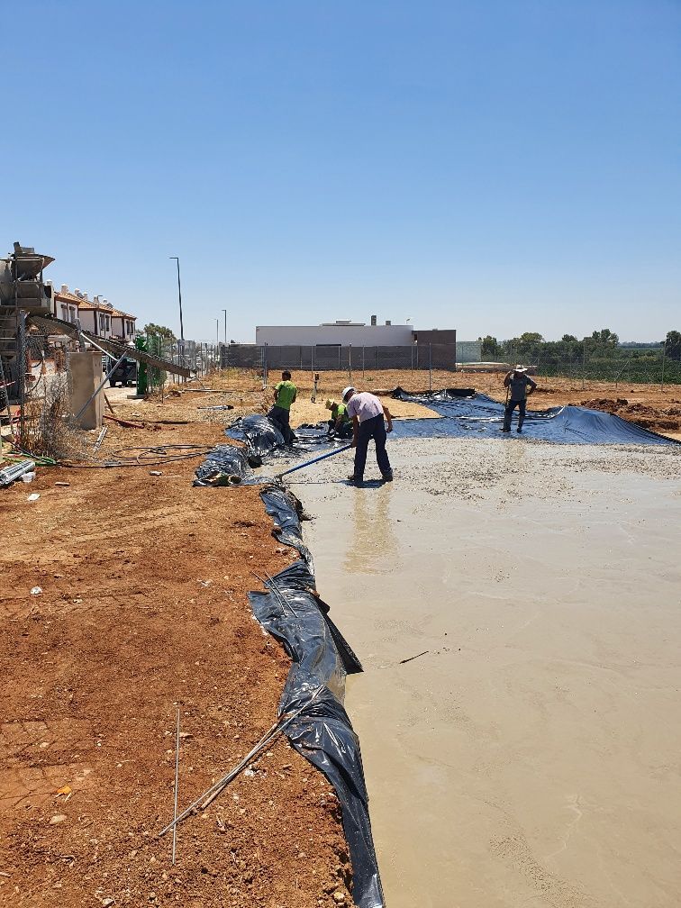 Un grupo de personas está trabajando en un sitio de construcción.