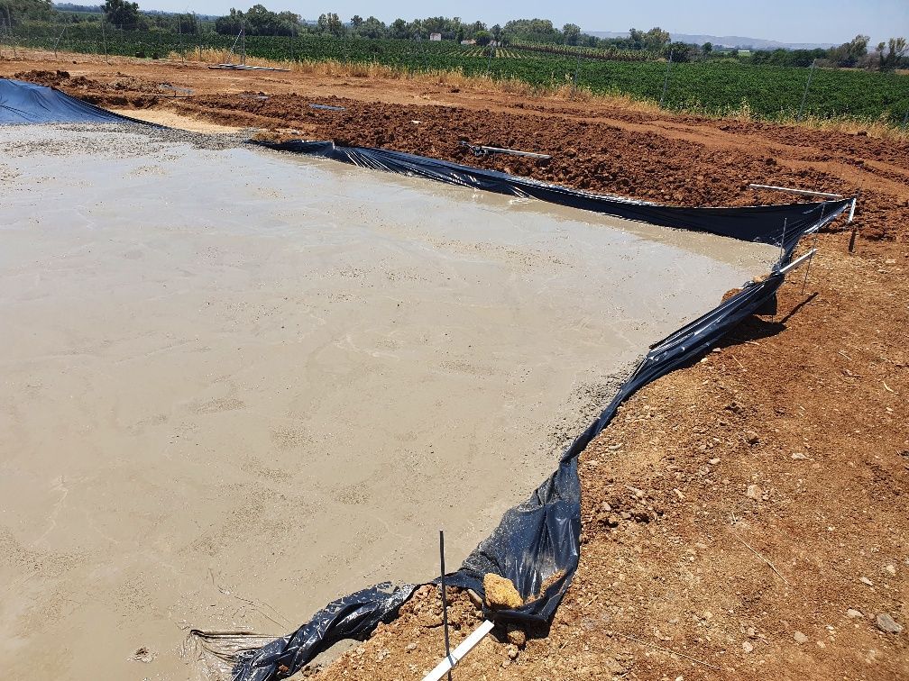 Una gran pila de hormigón se encuentra encima de un campo de tierra.
