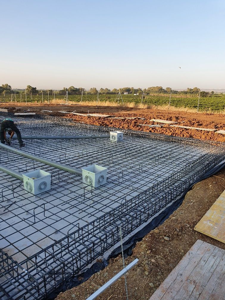 Se está construyendo una base de hormigón en un campo.