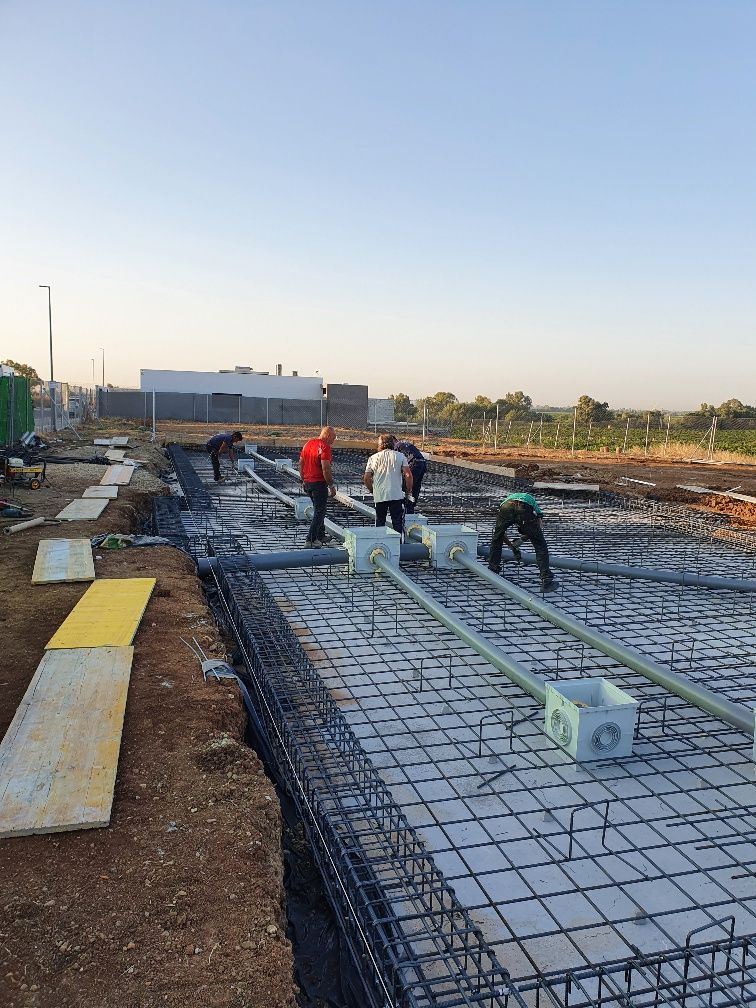 Un grupo de personas está trabajando en un sitio de construcción.
