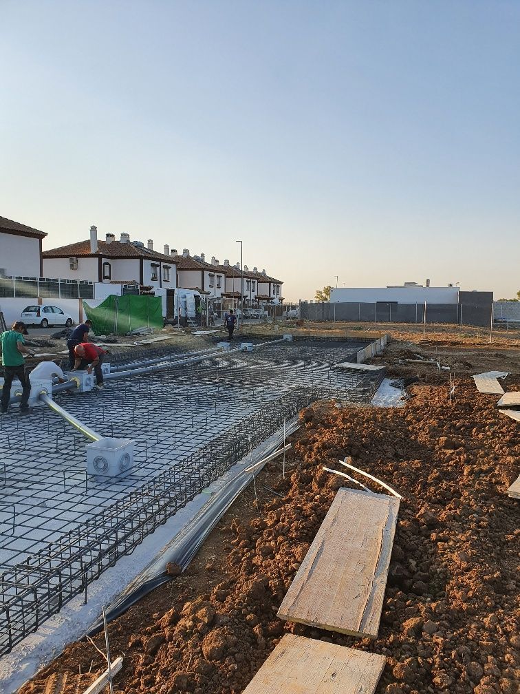 Un grupo de personas está trabajando en un sitio de construcción.