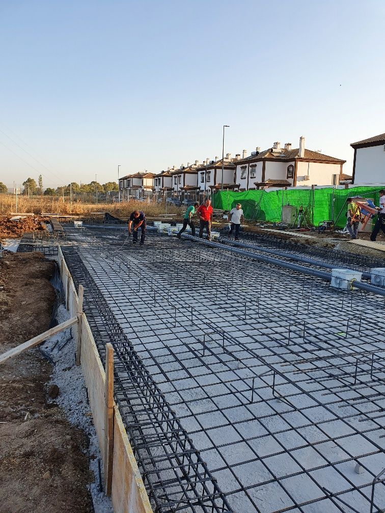 Un grupo de personas está trabajando en un sitio de construcción.
