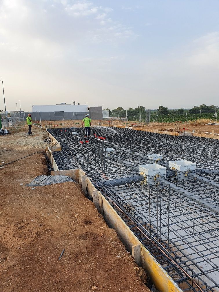 Un grupo de trabajadores de la construcción está trabajando en un sitio de construcción.