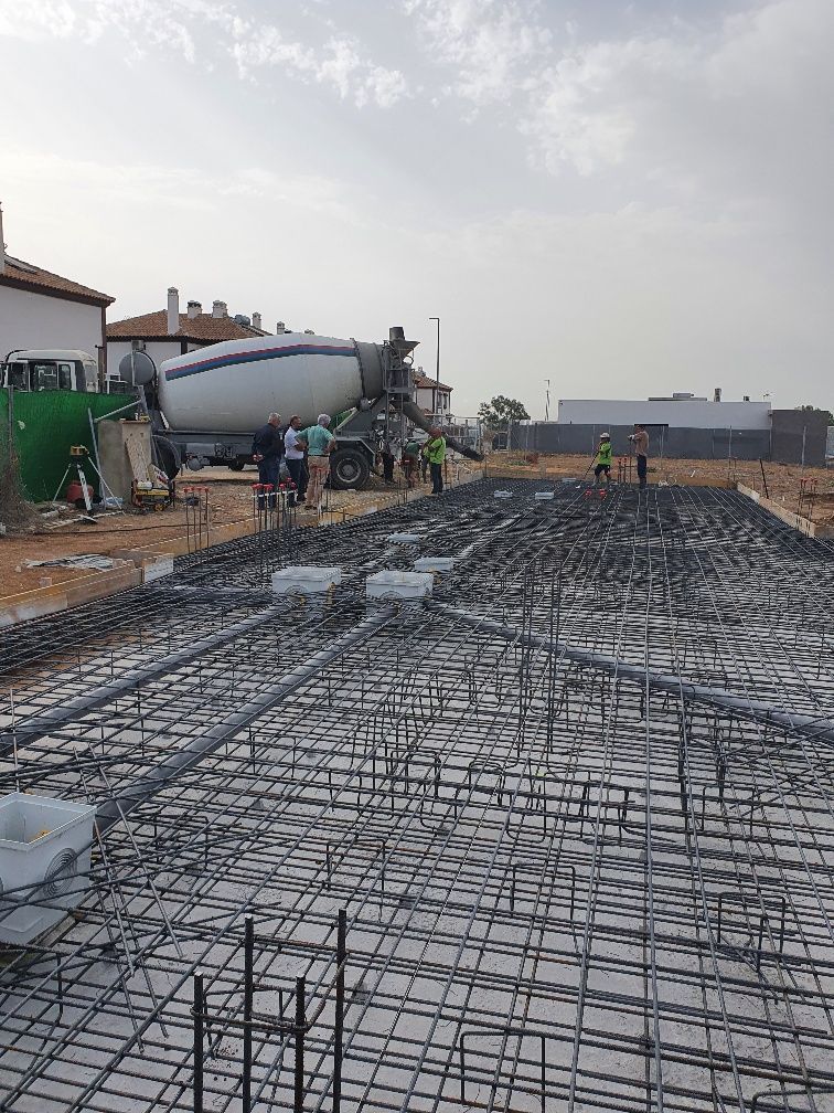 Una hormigonera está vertiendo hormigón en una losa de hormigón.