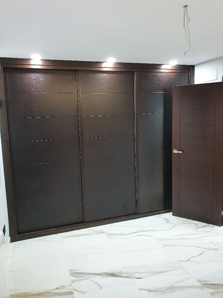 Una habitación con un gran armario y una puerta.