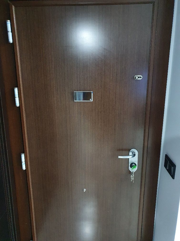 Un primer plano de una puerta de madera con una llave.