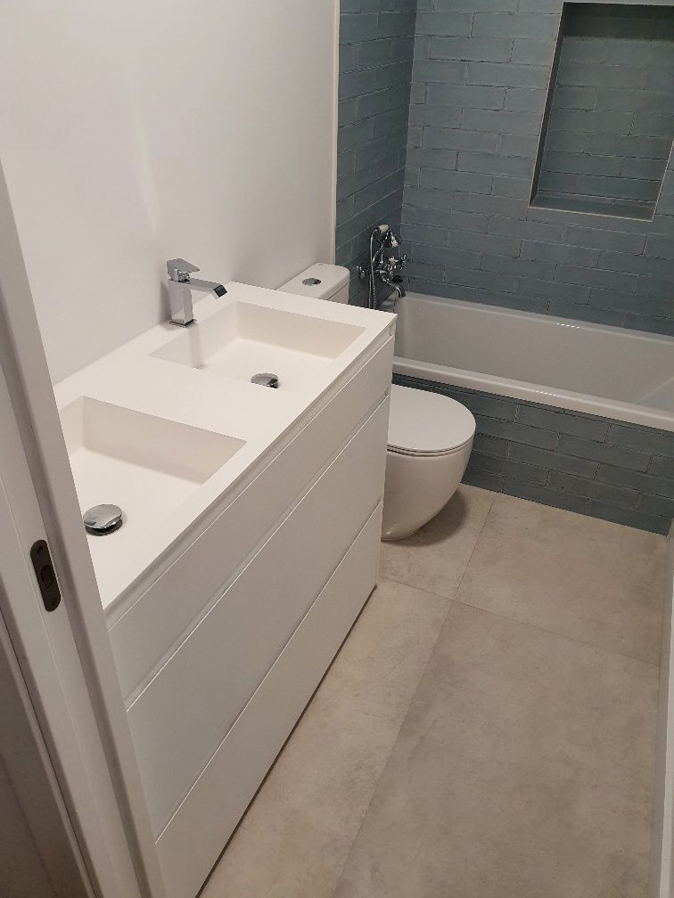 Un baño con lavabo, inodoro y bañera.