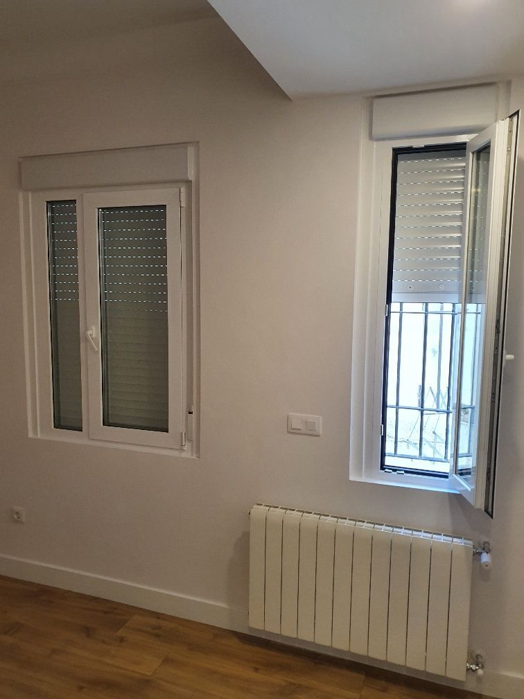 Una habitación con una ventana y un radiador.