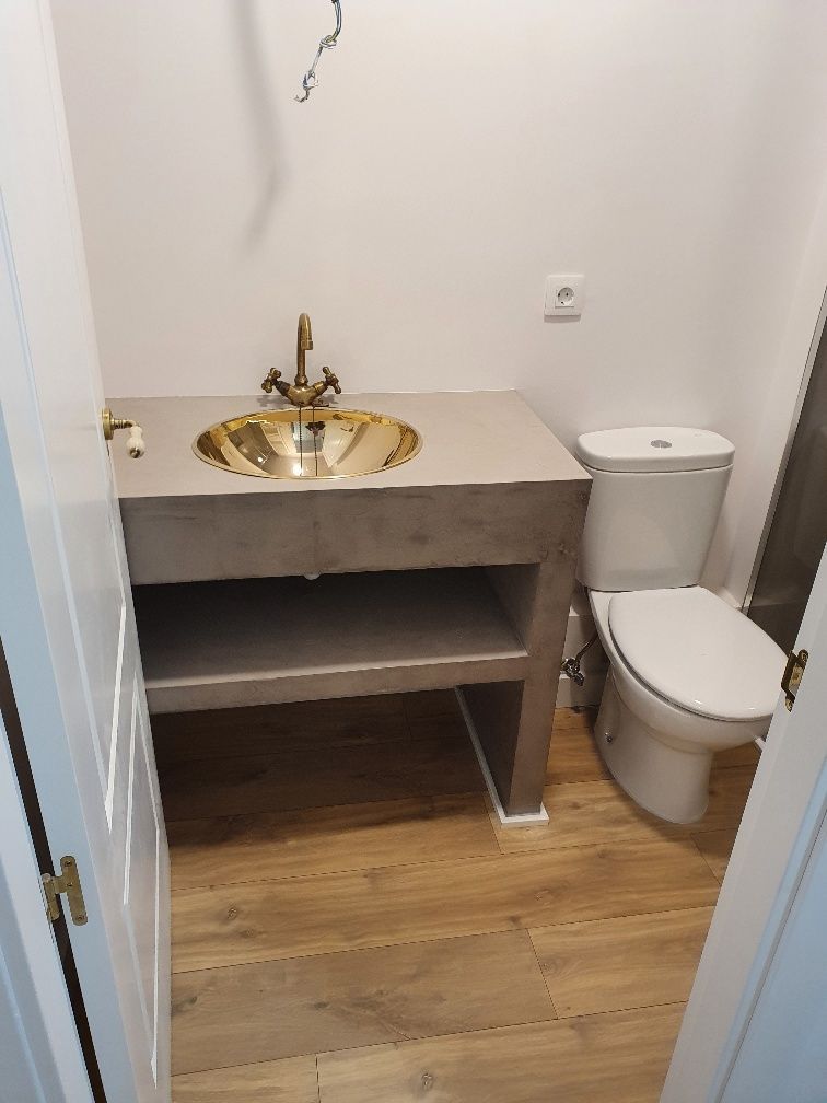 Un baño con lavabo e inodoro.