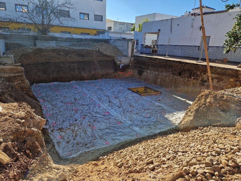 Un gran montón de tierra se encuentra en el medio de un sitio de construcción.