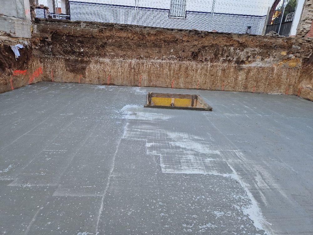 Se está construyendo un piso de concreto en un agujero en el suelo.