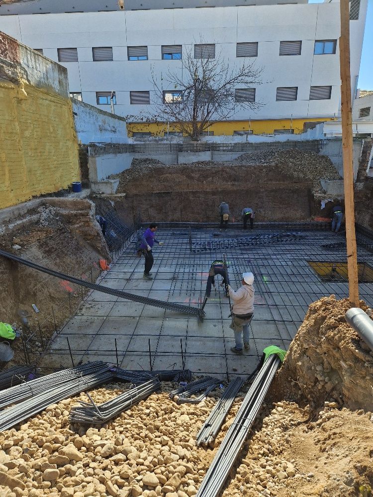 Un grupo de trabajadores de la construcción está trabajando en un sitio de construcción.