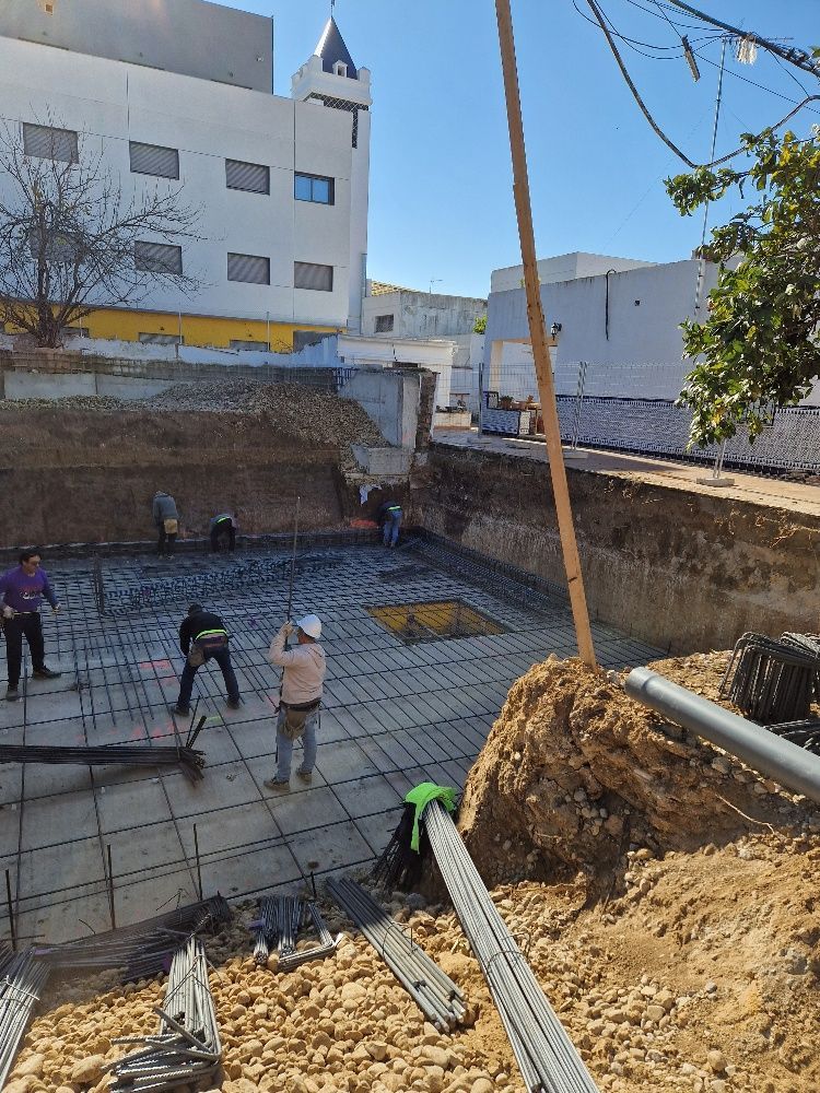 Un grupo de trabajadores de la construcción está trabajando en un sitio de construcción.