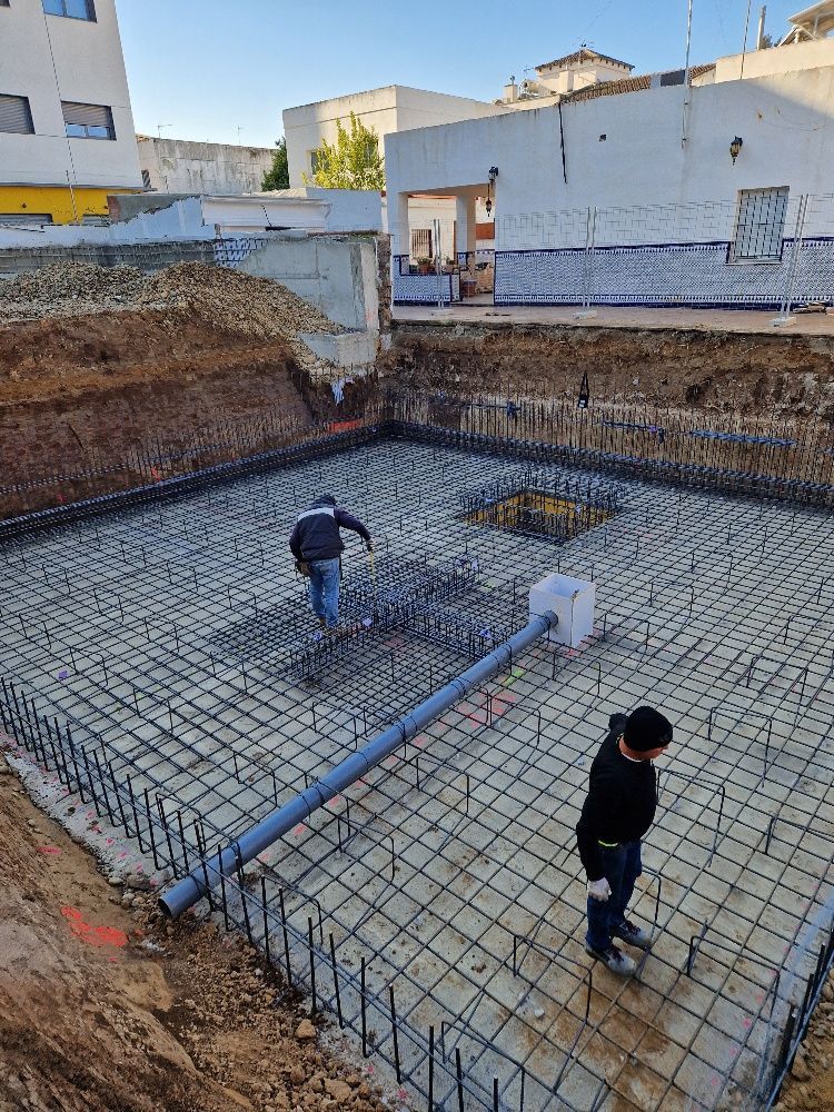 Un hombre está parado en medio de un sitio de construcción.