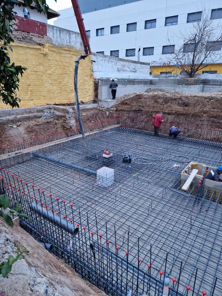 Un grupo de trabajadores de la construcción está trabajando en un sitio de construcción.