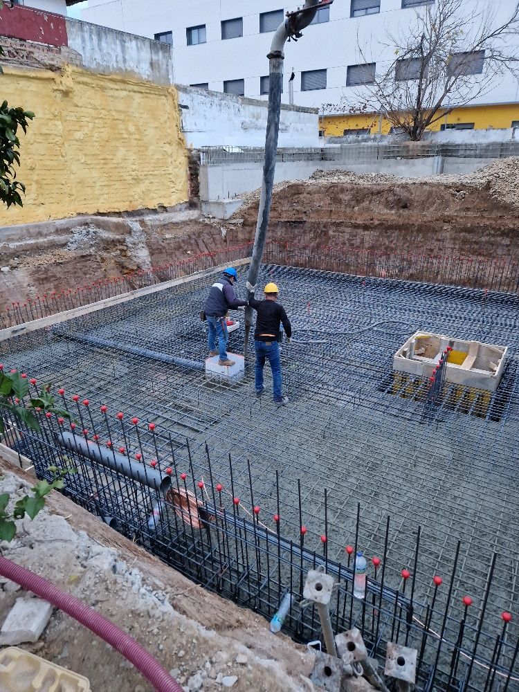 Un grupo de trabajadores de la construcción está trabajando en un sitio de construcción.