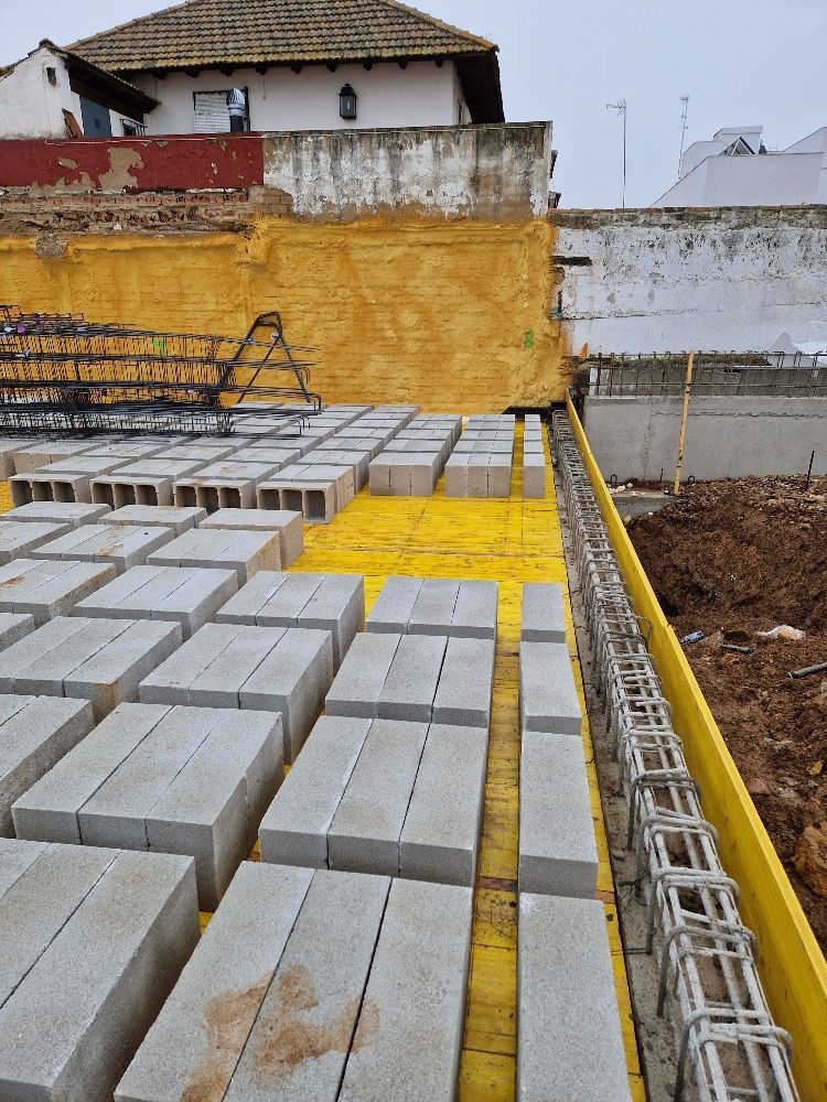 Un montón de bloques de hormigón están tirados en el suelo.