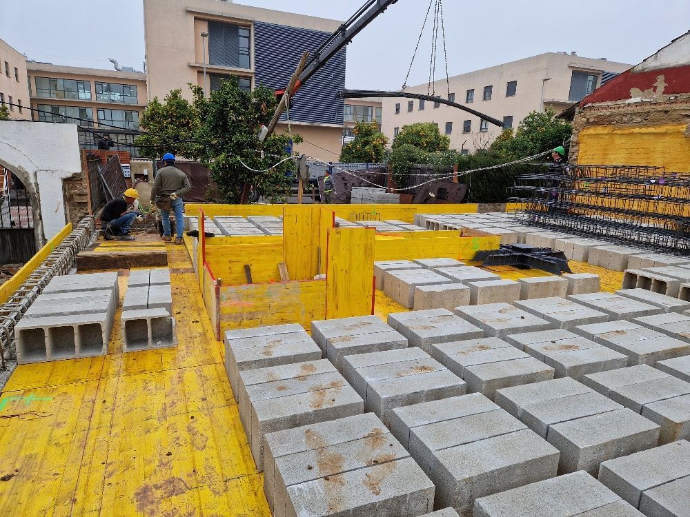 Un sitio de construcción con muchos bloques de hormigón en el suelo.