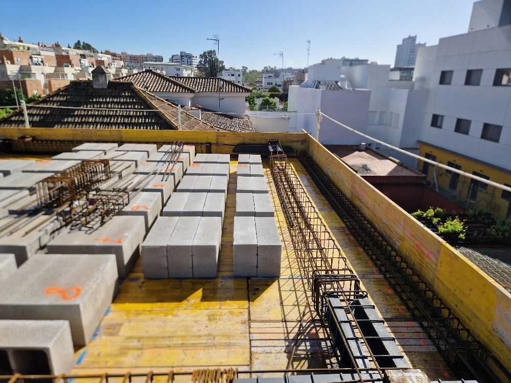 Un tejado con muchos bloques de hormigón encima.