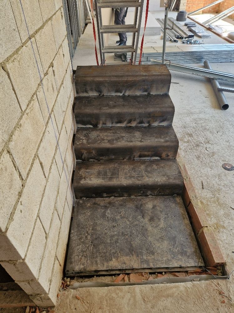 Una escalera está al lado de un conjunto de escaleras.