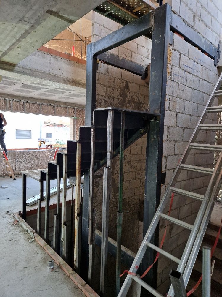 Se está construyendo una escalera en un edificio con una escalera.