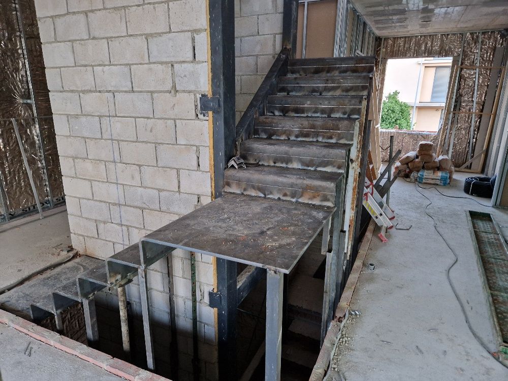 Se está construyendo una escalera en un edificio en construcción.