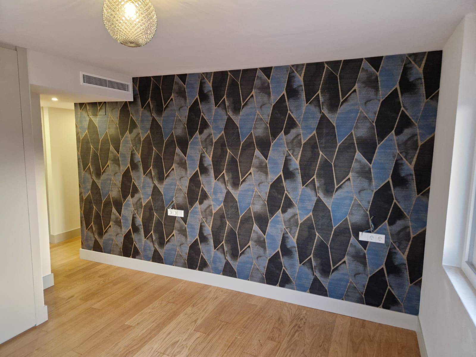 Una habitación con una pared que tiene un patrón.