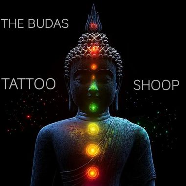 Estatua de Buda con puntos de chakra de colores, texto que dice "The Budas Tattoo Shoop" sobre fondo negro.