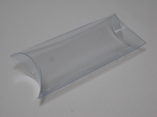 Una caja de plástico transparente está sobre una superficie blanca.