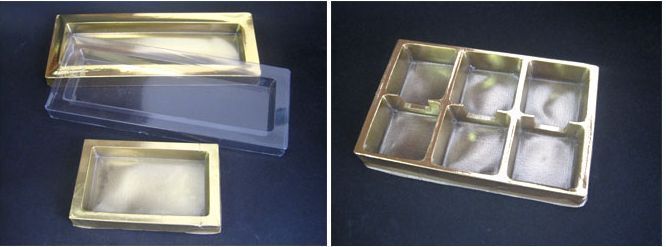 Un par de cajas colocadas una encima de otra sobre una mesa.