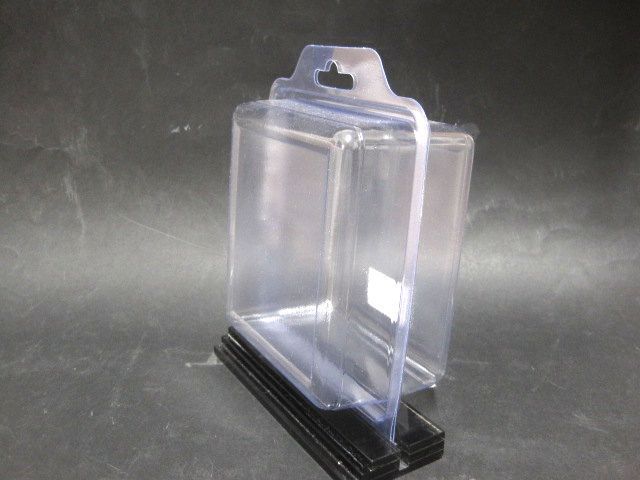 Un recipiente de plástico transparente está colocado encima de una base negra.