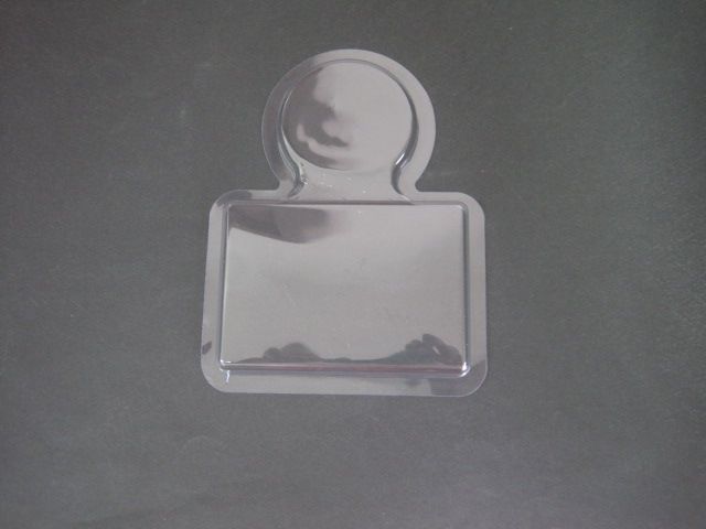 Un recipiente de plástico transparente con asa está sobre una mesa.