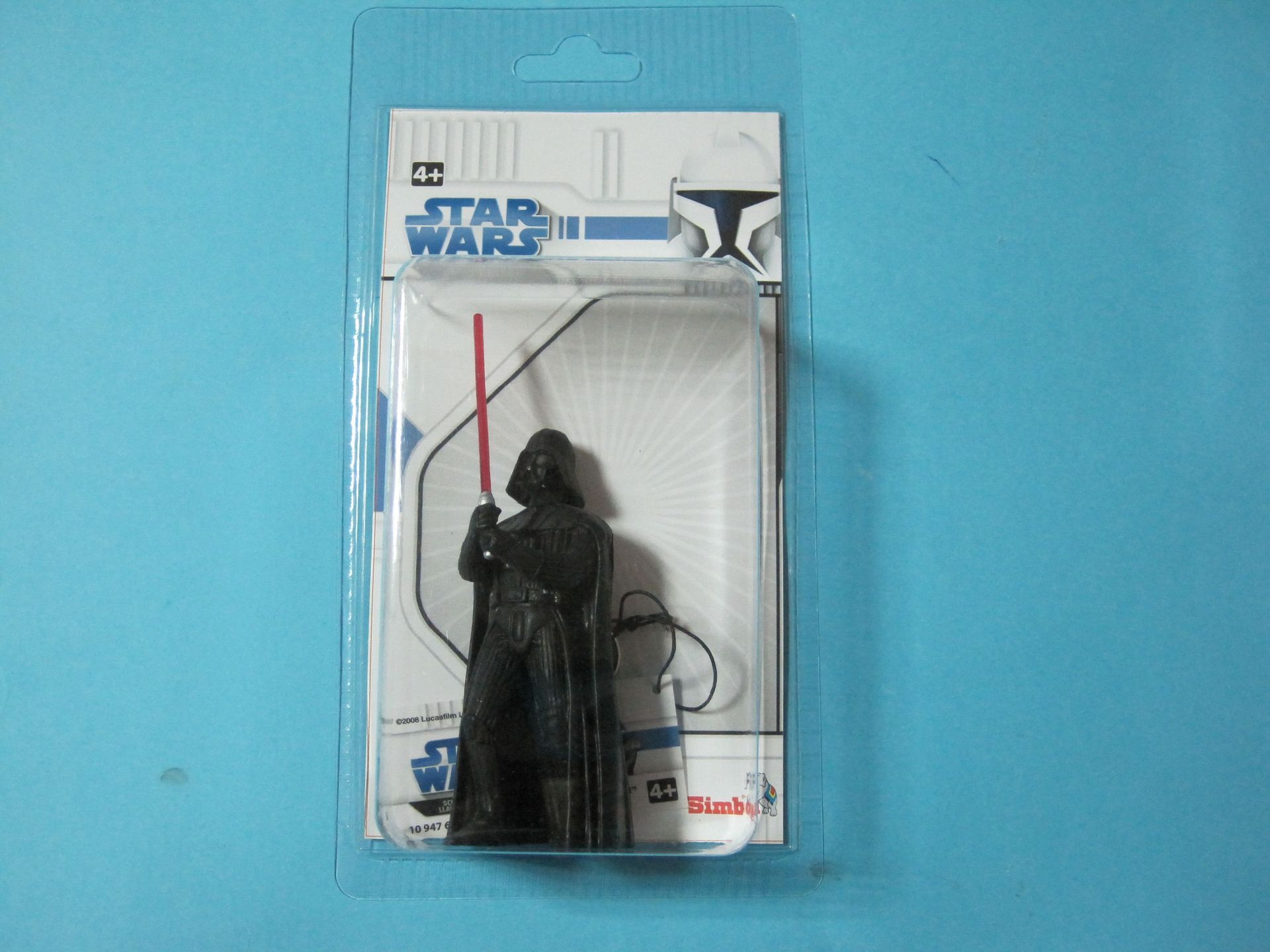 Una figura de Darth Vader de Star Wars en un embalaje de plástico.