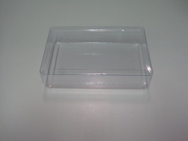 Una caja de plástico transparente está sobre una superficie blanca.