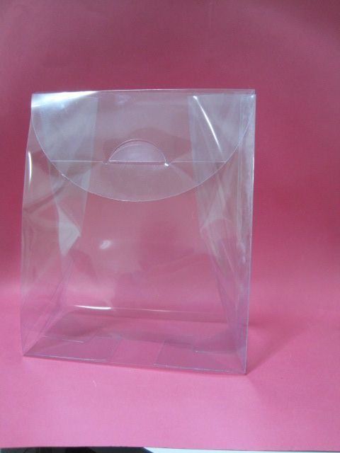 Un sobre de plástico transparente se encuentra sobre una superficie rosa.