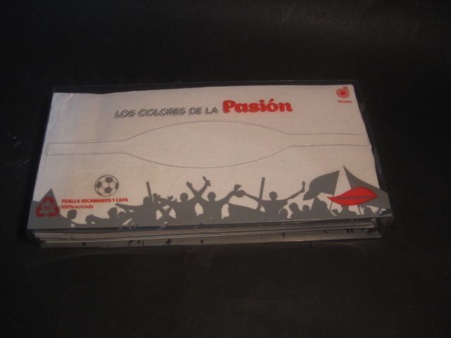 Una caja de pañuelos con una imagen de una multitud y las palabras Los colores de la pasión