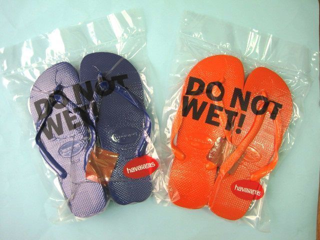 Un par de chanclas que dicen no mojar