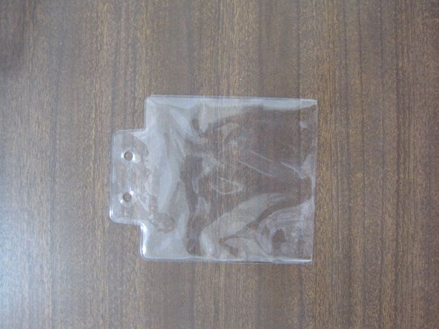 Una bolsa de plástico transparente está sobre una mesa de madera.