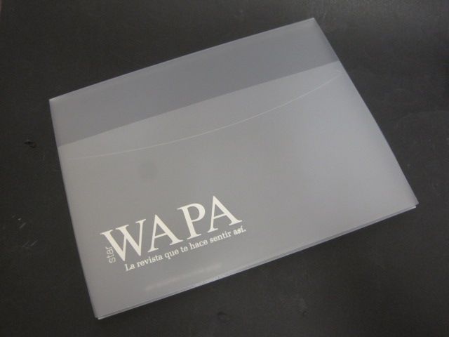 Un sobre transparente con la palabra wa pa.