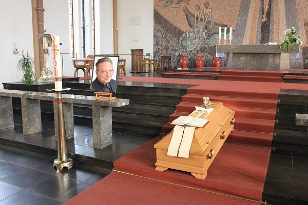 MSGR. Hermann Kusenberg Sarg in der Kirche aufgebahrt