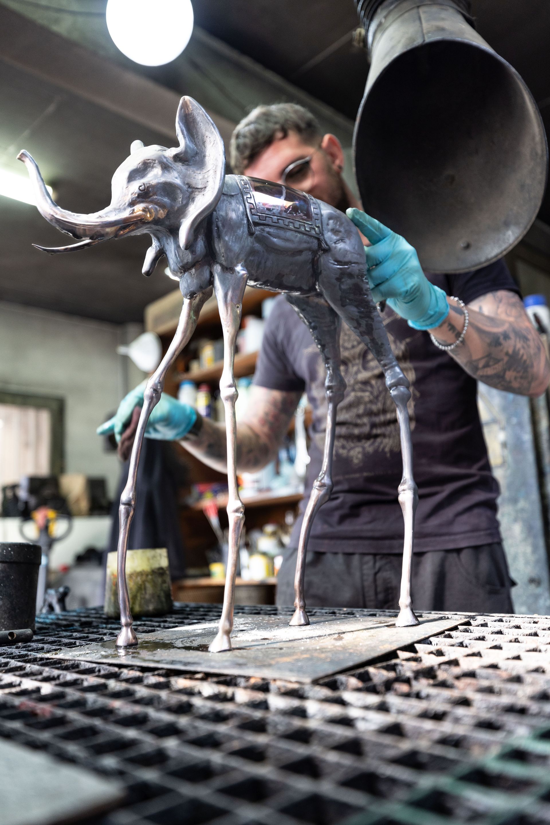 Lavorazione di una statua di un elefante laboratorio.