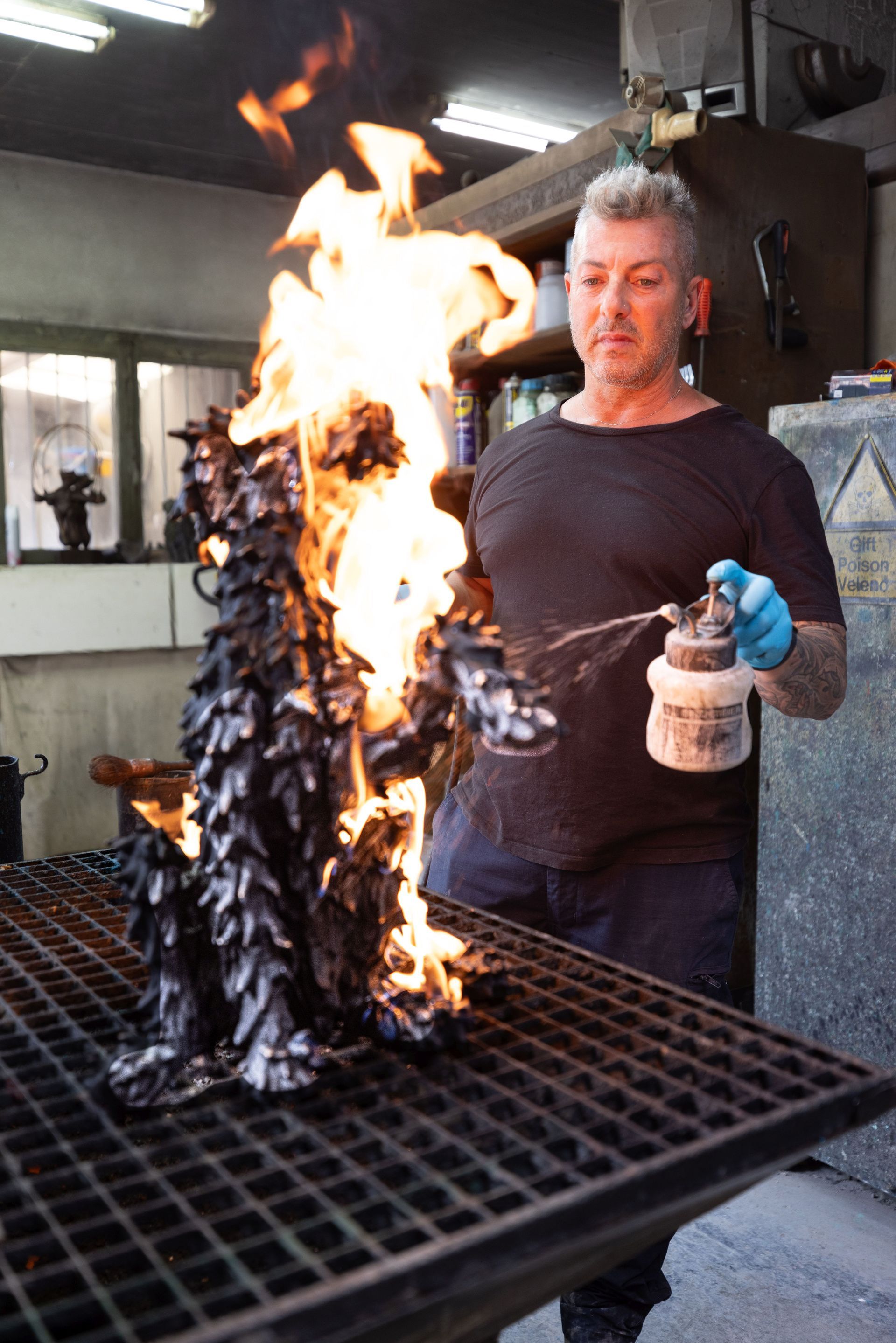 Lavorazione tramite fiamma di una scultura